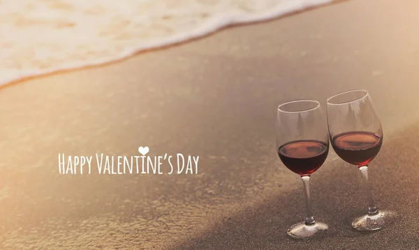 Kieliszki Wina Czerwonym Winem Plaży Słowa Napisane Piasku Koncepcja Walentynki — Zdjęcie stockowe