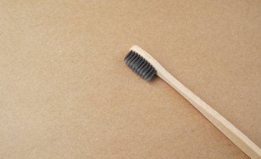 El işi kağıdında bambu diş fırçası. Eko konsepti. Sıfır atık.