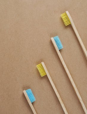 El işi kağıdında bambu diş fırçası. Eko konsepti. Sıfır atık.