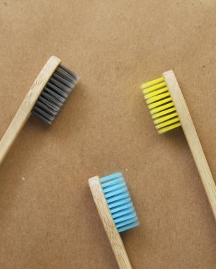 El işi kağıdında bambu diş fırçası. Eko konsepti. Sıfır atık.
