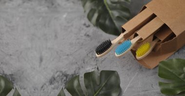 Taş zeminde bambu diş fırçaları. Eko konsepti. Sıfır atık.