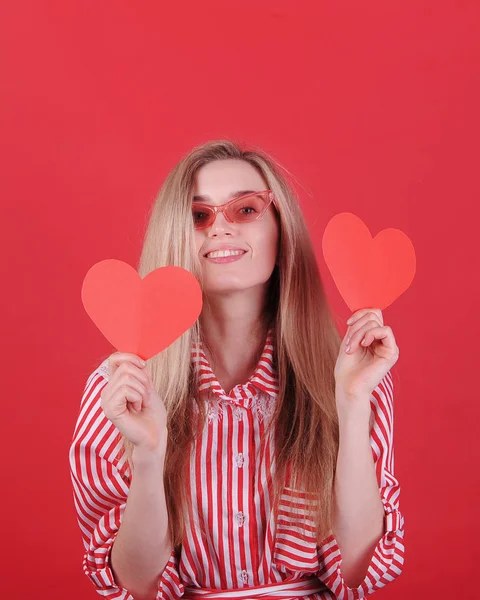 Mujer Sonriente Gafas Sol Con Corazón Rojo Mano Posando Sobre —  Fotos de Stock