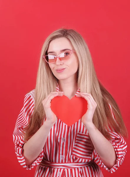 Mujer Sonriente Gafas Sol Con Corazón Rojo Mano Posando Sobre —  Fotos de Stock