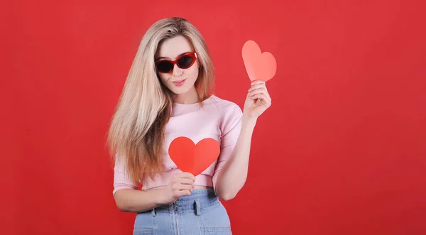 Mujer Sonriente Gafas Sol Con Corazón Rojo Mano Posando Sobre —  Fotos de Stock