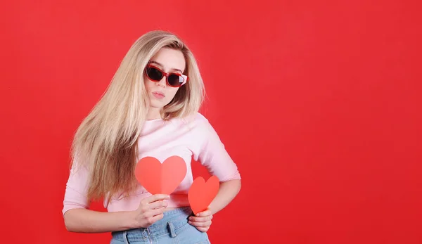 Mujer Sonriente Gafas Sol Con Corazón Rojo Mano Posando Sobre —  Fotos de Stock