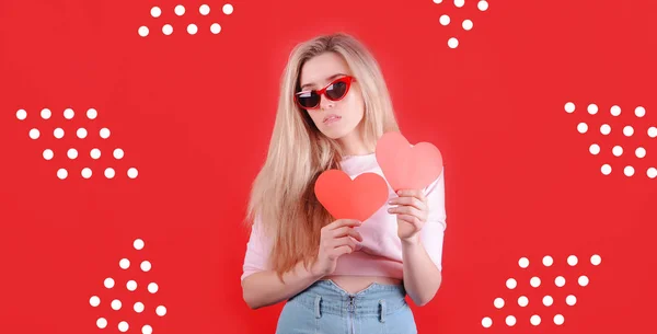 Mujer Sonriente Gafas Sol Con Corazón Rojo Mano Posando Sobre —  Fotos de Stock