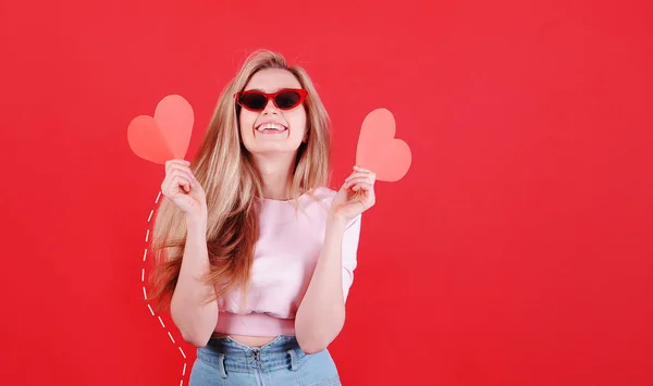Mujer Sonriente Gafas Sol Con Corazón Rojo Mano Posando Sobre — Foto de Stock