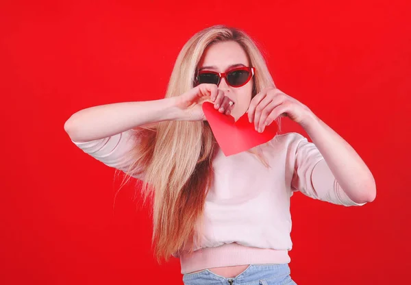 Mujer Joven Caucásica Gafas Sol Con Corazón Rojo Roto Las —  Fotos de Stock