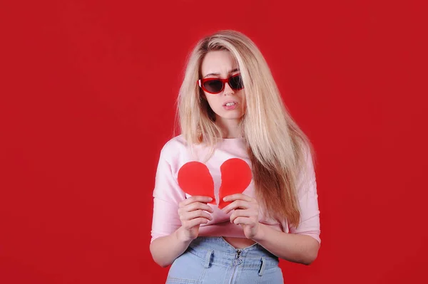 Mujer Joven Caucásica Gafas Sol Con Corazón Rojo Roto Las —  Fotos de Stock