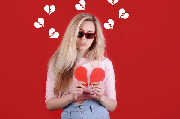 Mujer Joven Caucásica Gafas Sol Con Corazón Rojo Roto Las —  Fotos de Stock