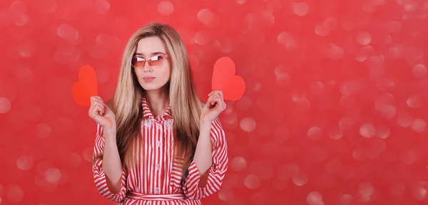 Mujer Sonriente Gafas Sol Con Corazón Rojo Mano Posando Sobre — Foto de Stock