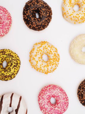 Hafif arka planda lezzetli çörekler.