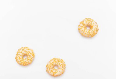 Hafif arka planda lezzetli çörekler.