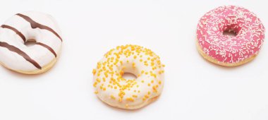 Hafif arka planda lezzetli çörekler.