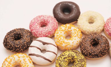 Hafif arka planda lezzetli çörekler.