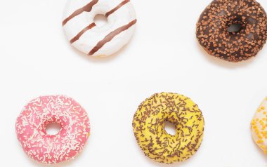 Hafif arka planda lezzetli çörekler.