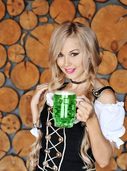 Bella Donna Abito Con Una Birra Irlandese Verde Buon Giorno — Foto Stock