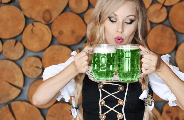 Belle Femme Robe Avec Une Bière Irlandaise Verte Joyeuse Saint — Photo