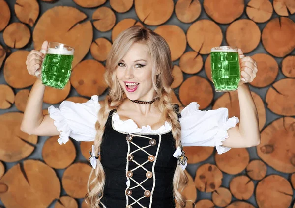 Mooie Vrouw Jurk Met Een Groene Iers Bier Happy Patrick — Stockfoto