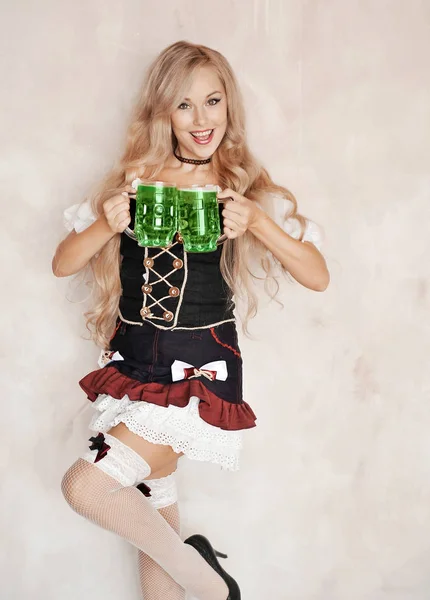 Belle Femme Robe Avec Une Bière Irlandaise Verte Joyeuse Saint — Photo