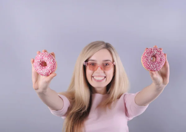 Portret Van Een Glimlachende Blanke Vrouw Met Donuts — Stockfoto