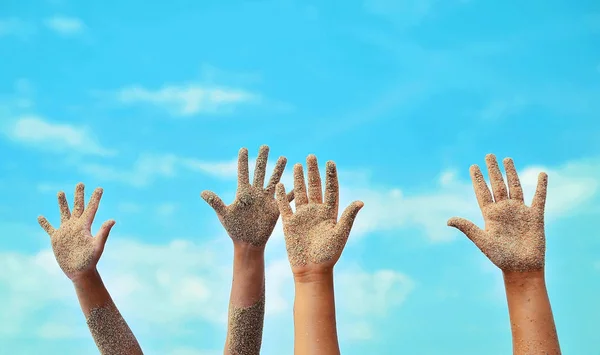 Manos Niño Sobre Fondo Del Cielo Concepto Verano —  Fotos de Stock