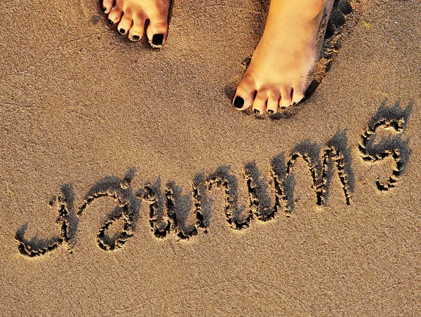 砂の女性の足 夏時間の概念 — ストック写真