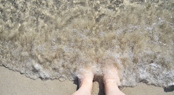 Sahilde Kadın Ayakları Yaz Konsepti — Stok fotoğraf