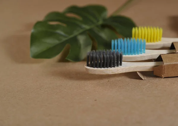 Sem Desperdício Escovas Dentes Bambu Coloridas Fundo Papel Artesanal Conceito — Fotografia de Stock