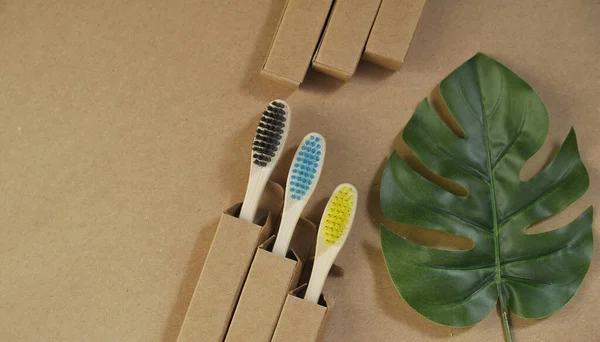 Aucun Gaspillage Brosses Dents Colorées Bambou Sur Fond Papier Artisanal — Photo