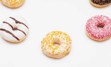 Beyaz arkaplanda lezzetli çörekler.