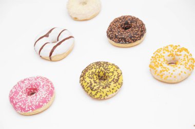 Beyaz arkaplanda lezzetli çörekler.