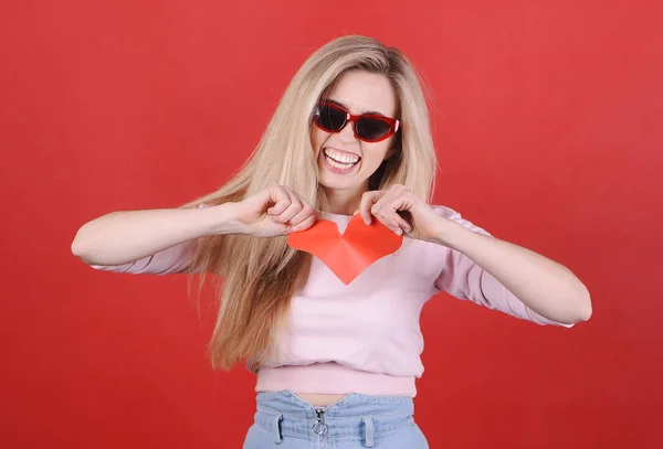 Mujer Joven Caucásica Gafas Sol Con Corazón Rojo Roto Las —  Fotos de Stock