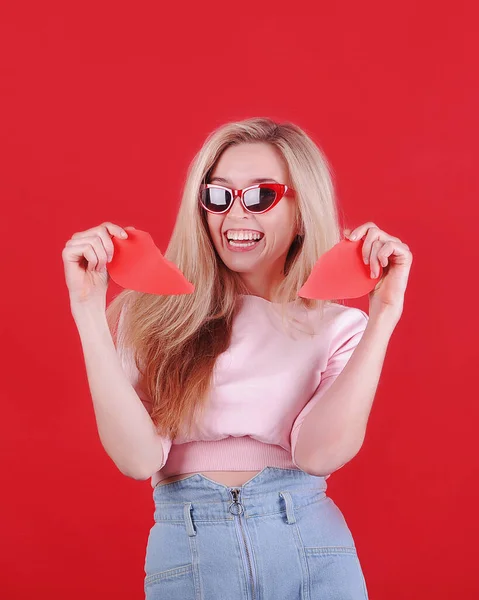 Mujer Joven Caucásica Gafas Sol Con Corazón Rojo Roto Las —  Fotos de Stock