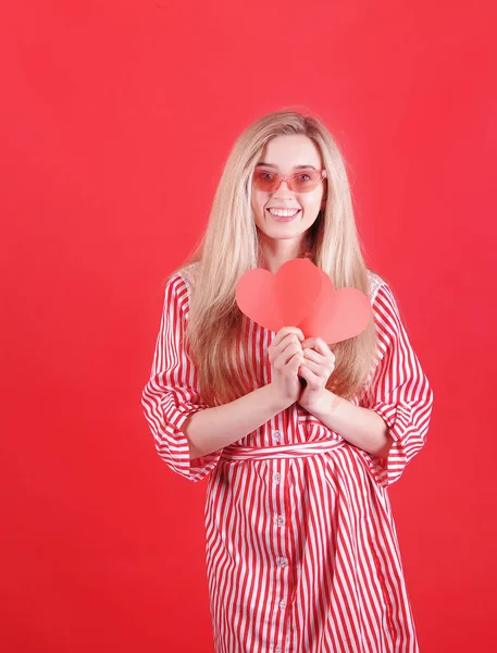 Concepto Del Día San Valentín Mujer Caucásica Sonriente Gafas Sol —  Fotos de Stock