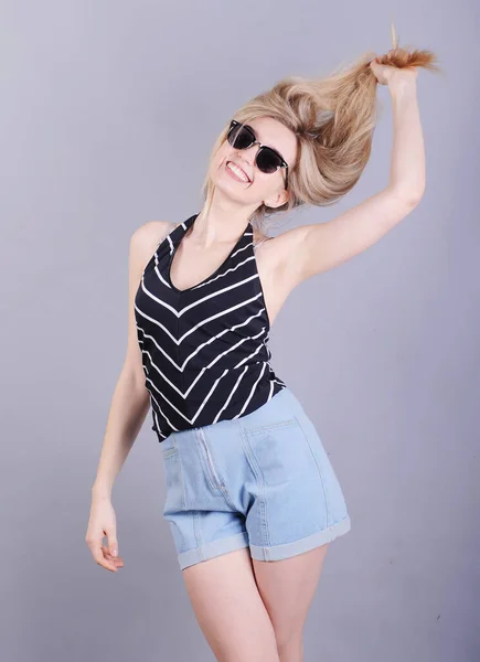 Sonriente Mujer Caucásica Posando Sobre Fondo Gris — Foto de Stock