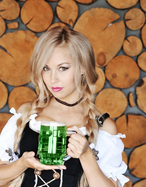 Улыбающаяся Белая Женщина Стаканом Зеленого Пива День Святого Патрика — стоковое фото