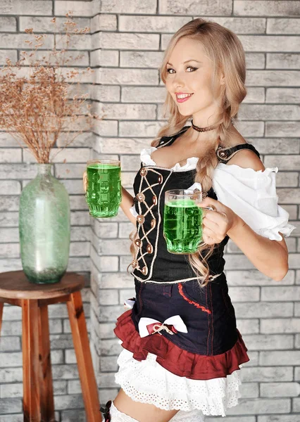 Femme Caucasienne Souriante Avec Verre Bière Verte Saint Patrick — Photo