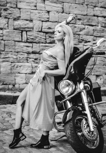 黒と白の写真の美しいですバイカー女性Posingとともにオートバイ屋外 — ストック写真