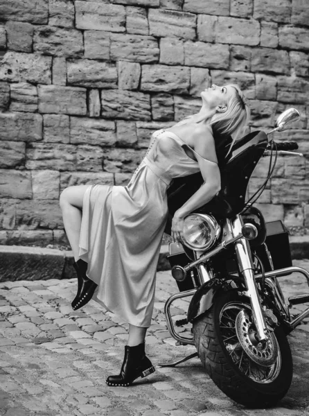 Svart Och Vitt Foto Vackra Biker Kvinnor Poserar Med Motorcykel — Stockfoto