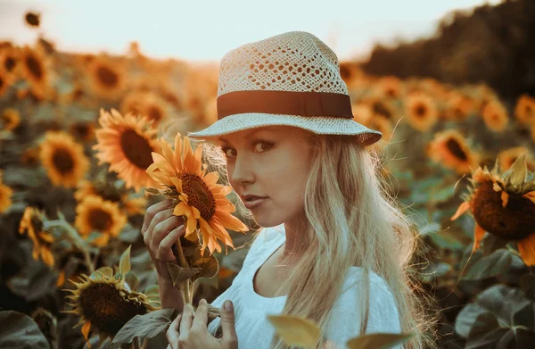 Caucasian Beautiful Woman Hat Posing Sunflowers — Stock Photo, Image