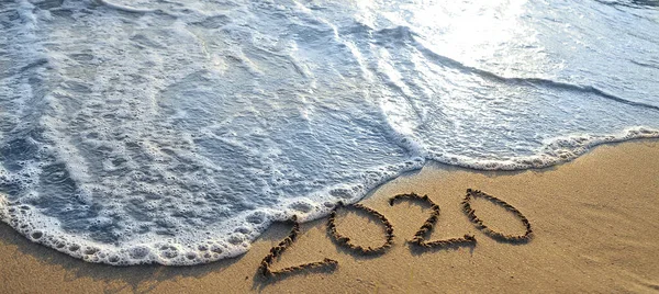 Die Symbole 2020 Auf Sand Geschrieben — Stockfoto