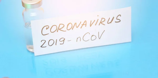 Coronavirus Concetto 2019 Ncov Siringa Vaccino Pillole Carta Con Iscrizione — Foto Stock