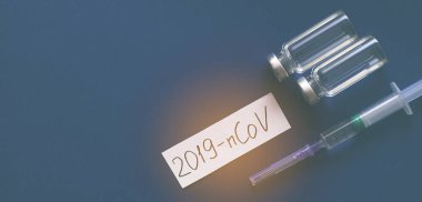 Coronavirus konsepti. Tıp konsepti. Şırınga, aşı, hap ve yazılı kağıt..
