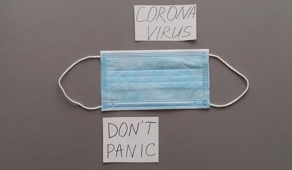 Conceito Coronavírus Máscara Protetora Papéis Com Uma Inscrição Sintomas Coronavirus — Fotografia de Stock