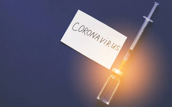 Koncepcja Koronawirusa Koncepcja Medyczna Strzykawka Szczepionka Tabletki Papier Napisem — Zdjęcie stockowe