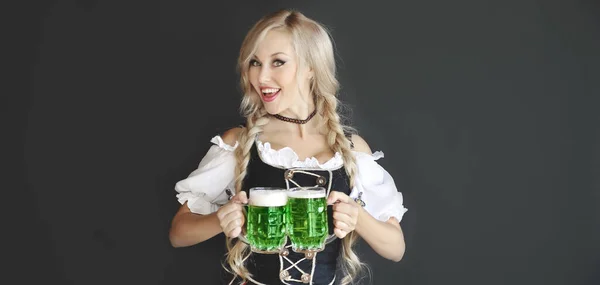Saint Patricks Femme Caucasienne Avec Verre Bière Verte — Photo