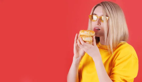 Glimlachende Blanke Vrouw Gele Trui Met Donuts Poseren Rode Achtergrond — Stockfoto