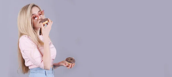 Portret Van Een Blanke Vrouw Met Chocolade Donuts Poseren Grijze — Stockfoto
