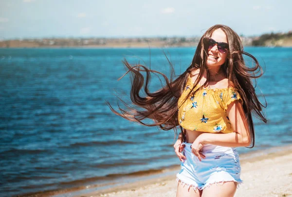 Hermosa Mujer Caucásica Con Pelo Largo Posando Playa —  Fotos de Stock